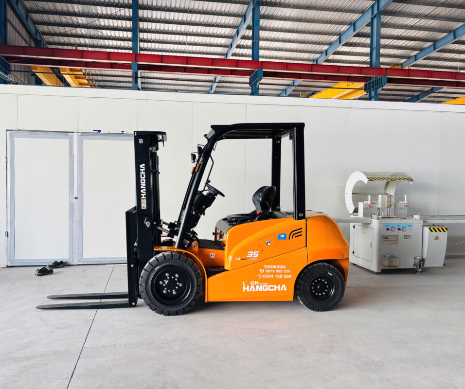 Xe nâng điện 3.5 tấn ( Dòng XA) trong kho khách hàng tại Hải Phòng