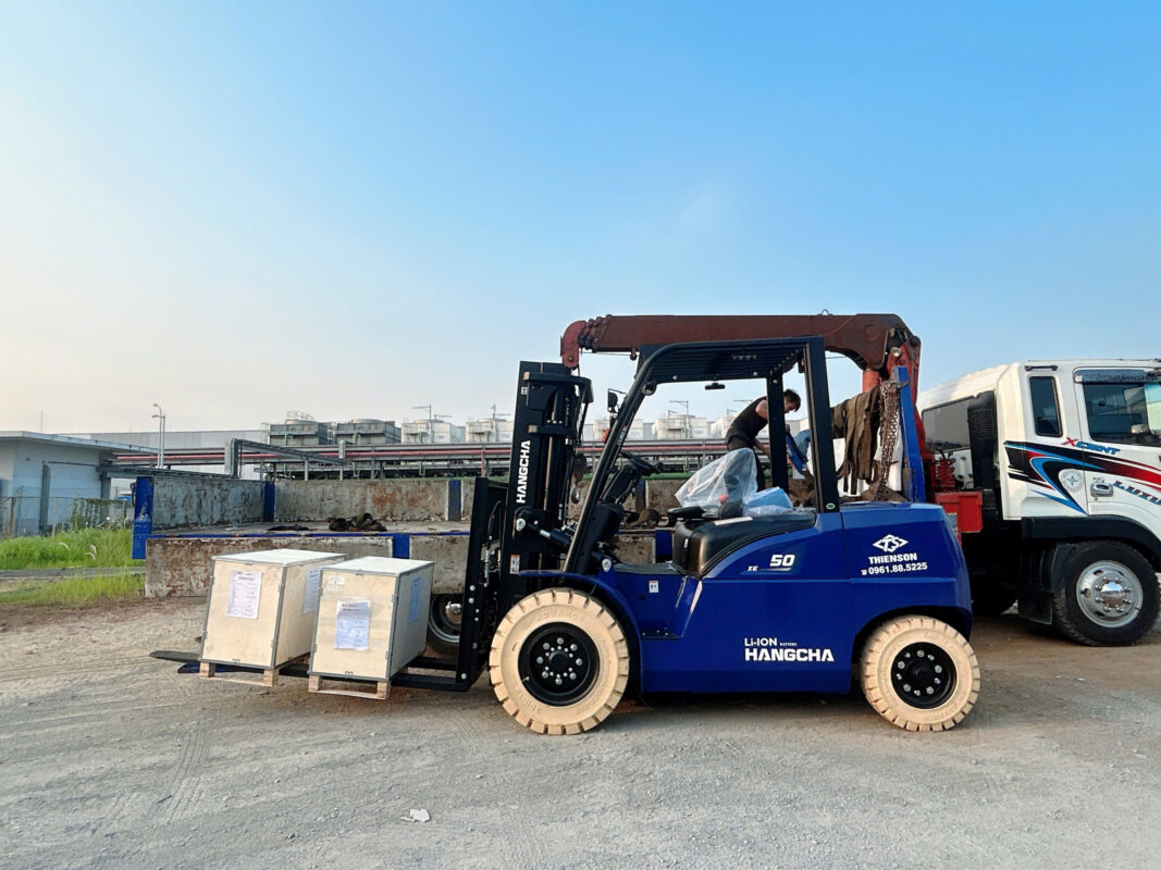 Xe nâng điện 4–5 tấn dòng XE Series là dòng xe nâng cao cấp ứng dụng công nghệ hiện đại, mang lại hiệu suất vận hành mạnh mẽ tương đương xe dầu nhưng tối ưu chi phí vận hành và bảo trì. Sử dụng pin Lithium hoặc ắc quy chì tiên tiến, XE Series đảm bảo hoạt động bền bỉ, không phát thải, phù hợp cho kho xưởng, nhà máy thực phẩm, logistics và sản xuất công nghiệp. Với tải trọng nâng từ 4 đến 5 tấn, thiết kế chắc chắn, động cơ điện công suất lớn và hệ thống điều khiển thông minh, xe nâng XE Series giúp nâng cao hiệu quả công việc, giảm tiếng ồn và tối ưu an toàn cho người vận hành. ✔ Ưu điểm nổi bật: Tải trọng lớn 4–5 tấn, nâng hàng ổn định Tiết kiệm chi phí nhiên liệu, bảo trì thấp Không khí thải – thân thiện môi trường Vận hành êm ái, phù hợp làm việc trong nhà Trang bị công nghệ hiện đại, dễ điều khiển 👉 Lựa chọn hoàn hảo cho doanh nghiệp muốn chuyển đổi sang giải pháp xanh và hiệu quả lâu dài.