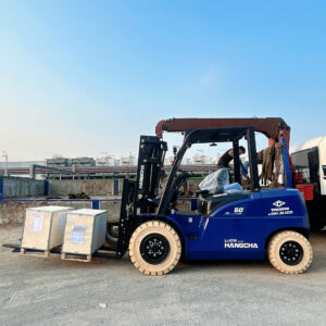 Xe nâng điện 4–5 tấn dòng XE Series là dòng xe nâng cao cấp ứng dụng công nghệ hiện đại, mang lại hiệu suất vận hành mạnh mẽ tương đương xe dầu nhưng tối ưu chi phí vận hành và bảo trì. Sử dụng pin Lithium hoặc ắc quy chì tiên tiến, XE Series đảm bảo hoạt động bền bỉ, không phát thải, phù hợp cho kho xưởng, nhà máy thực phẩm, logistics và sản xuất công nghiệp. Với tải trọng nâng từ 4 đến 5 tấn, thiết kế chắc chắn, động cơ điện công suất lớn và hệ thống điều khiển thông minh, xe nâng XE Series giúp nâng cao hiệu quả công việc, giảm tiếng ồn và tối ưu an toàn cho người vận hành. ✔ Ưu điểm nổi bật: Tải trọng lớn 4–5 tấn, nâng hàng ổn định Tiết kiệm chi phí nhiên liệu, bảo trì thấp Không khí thải – thân thiện môi trường Vận hành êm ái, phù hợp làm việc trong nhà Trang bị công nghệ hiện đại, dễ điều khiển 👉 Lựa chọn hoàn hảo cho doanh nghiệp muốn chuyển đổi sang giải pháp xanh và hiệu quả lâu dài.