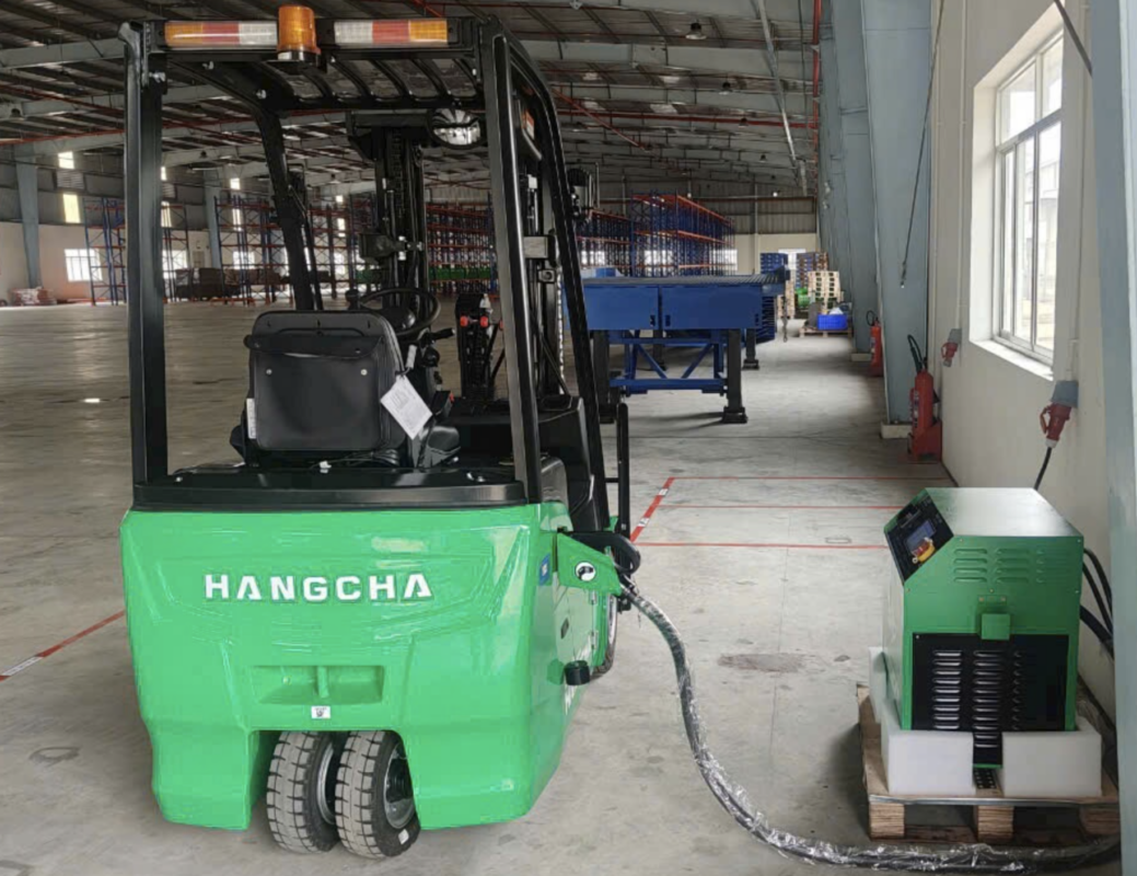 xe nâng điện 3 bánh sạc đang sạc 